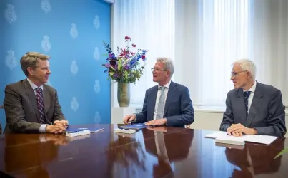 overhandig opdracht door kamervoorzitter aan informateurs dijkgraaf en van zwol high