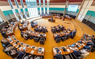 statenzaal tijdens vergadering provinciale staten 600x400