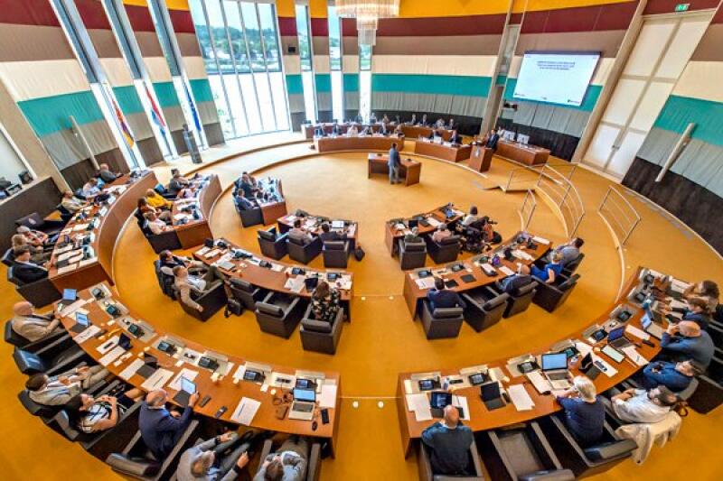 statenzaal tijdens vergadering provinciale staten 600x400